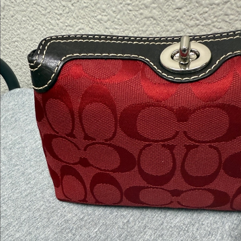Coach Red Jacquard Legacy Turn-lock Wristlet- Signature Collection- NWOT - Picture 4 of 14
